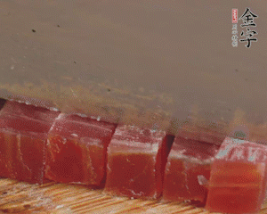 壹号娱乐切丁，春笋剥壳切丁，豌豆剥粒。