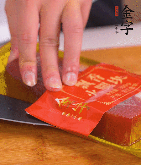 壹号娱乐切片，生姜切丝，葱白切末。