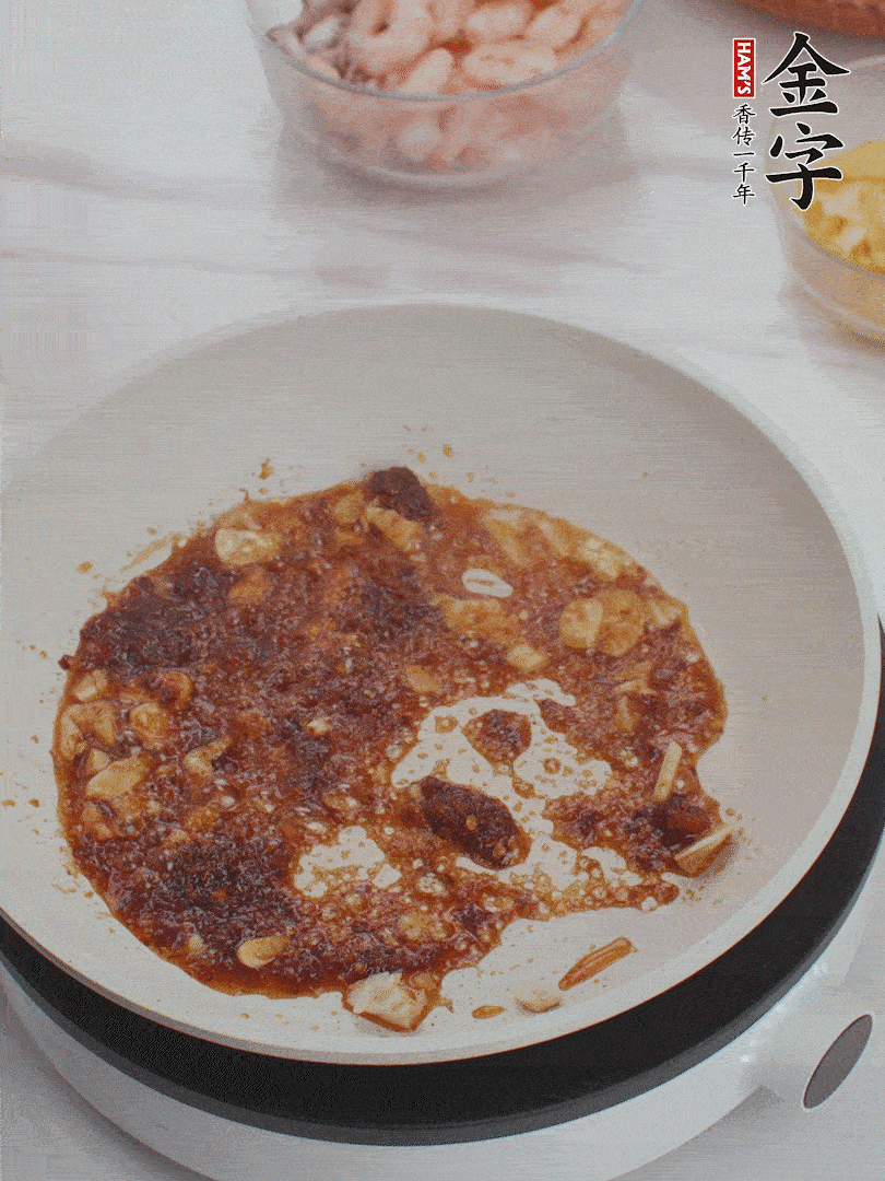冷锅热油，1大勺壹号娱乐XO酱、蒜末炒香，倒粉丝一起炒。