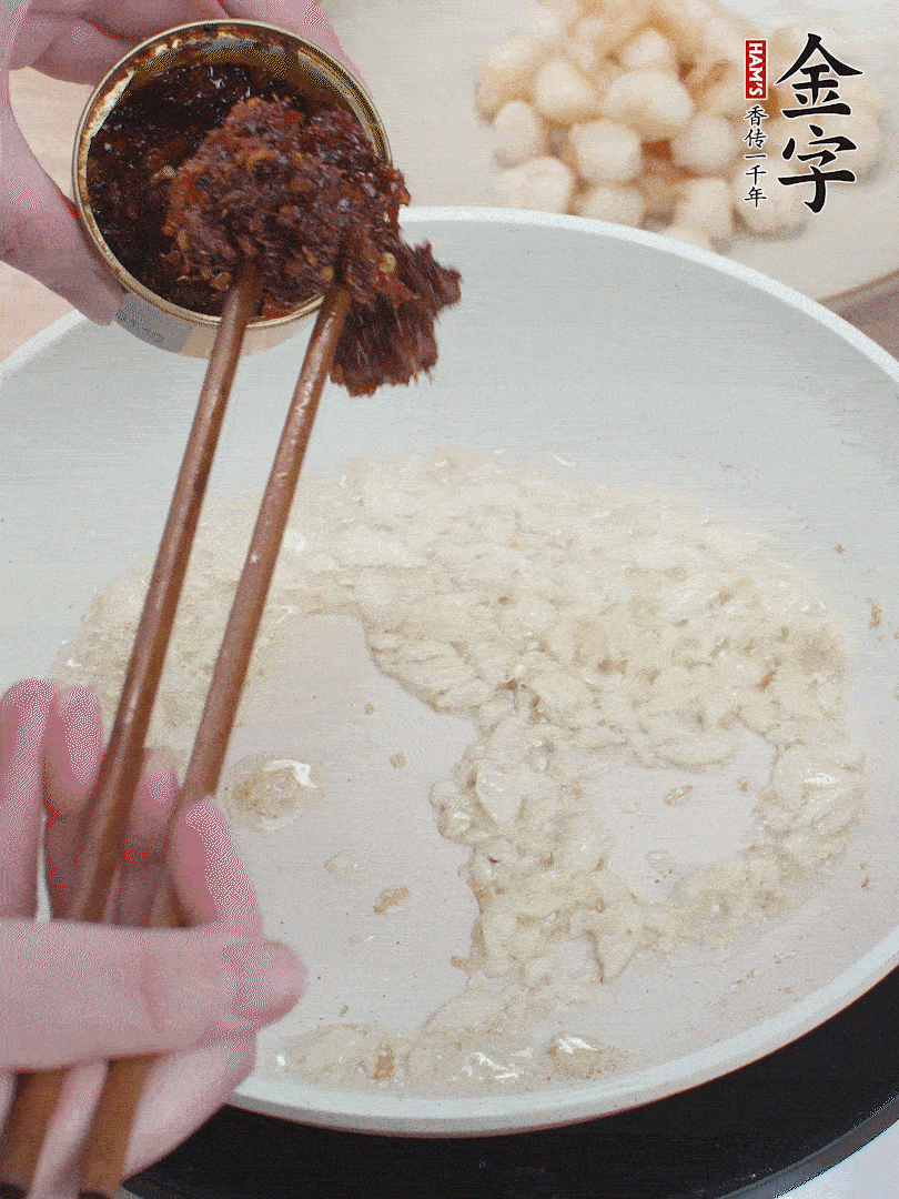 少许底油，蒜末煸香，下壹号娱乐XO酱。