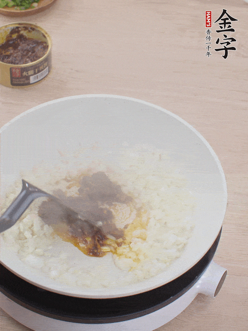 留底油，洋葱丁、蒜末、壹号娱乐干贝酱煸香。