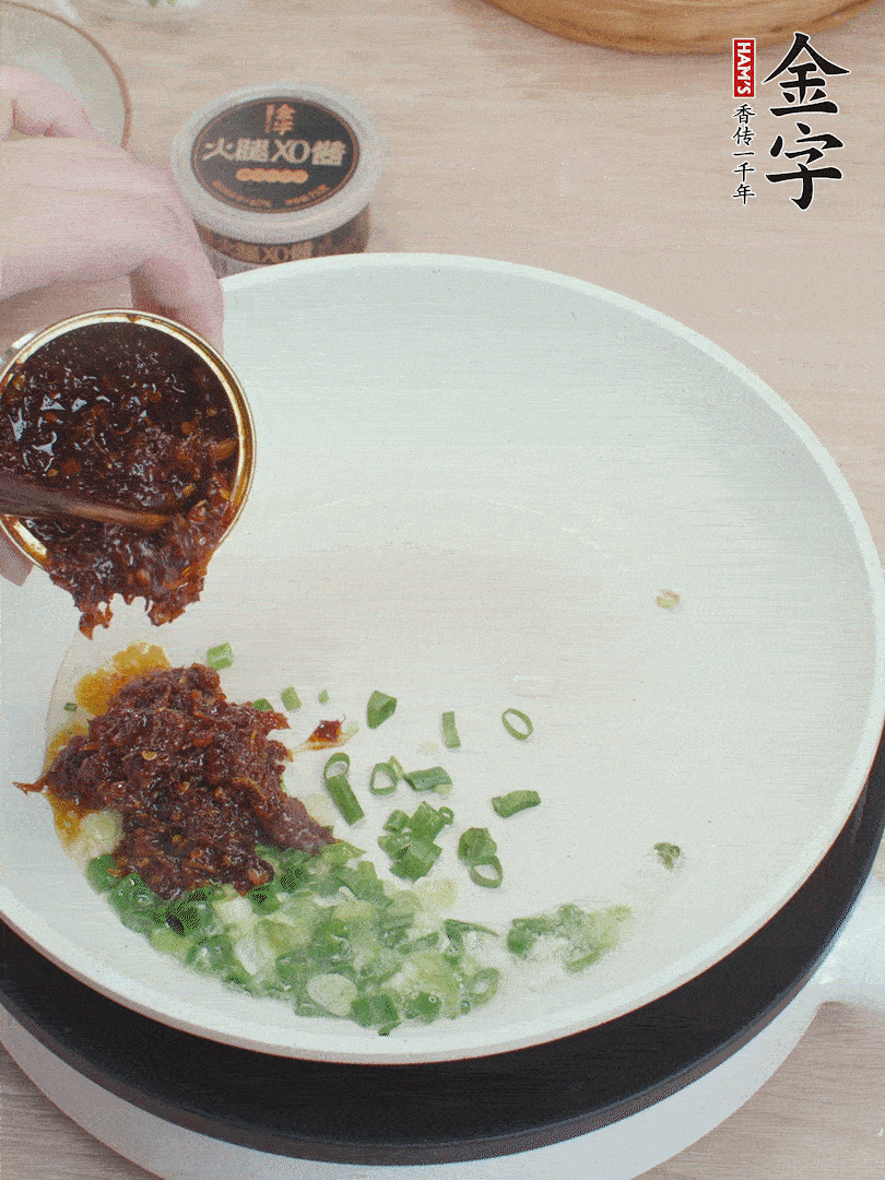 锅中留底油，葱花、1勺壹号娱乐XO酱炒香。