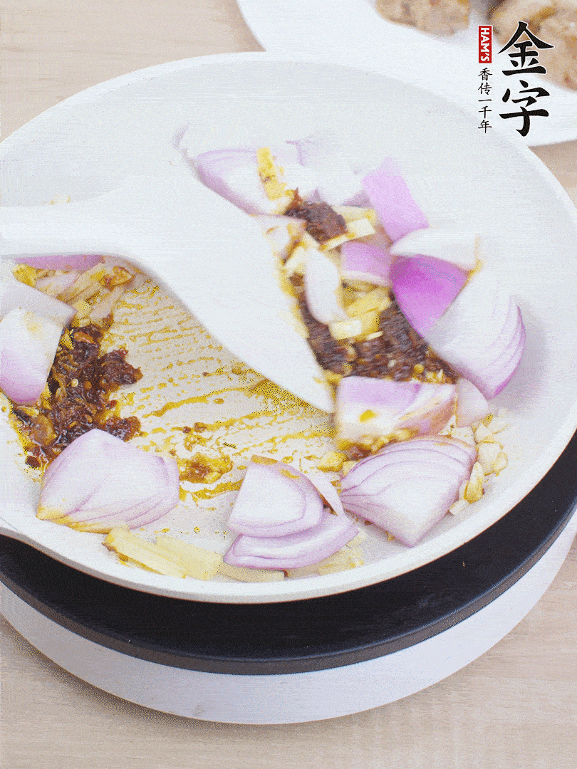 另起一锅，姜、蒜末、1勺壹号娱乐大师酱、洋葱块炒香。