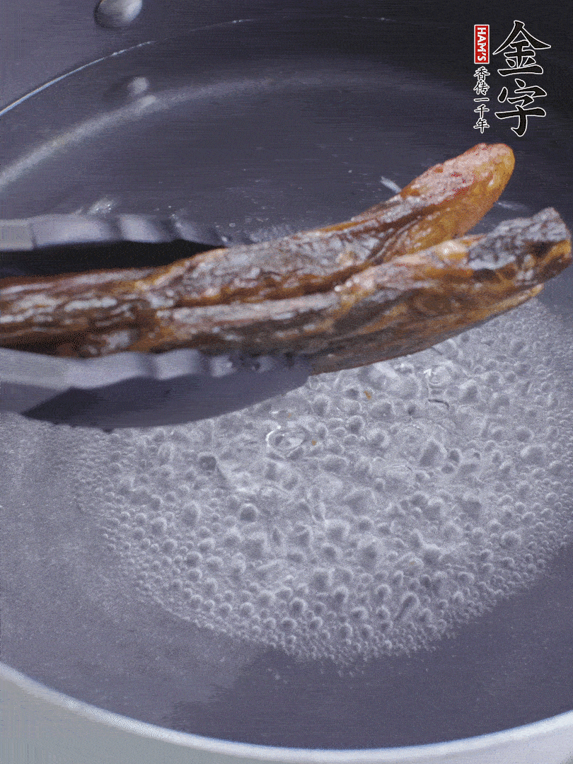 壹号娱乐
酱油肉水煮15分钟，切薄片。