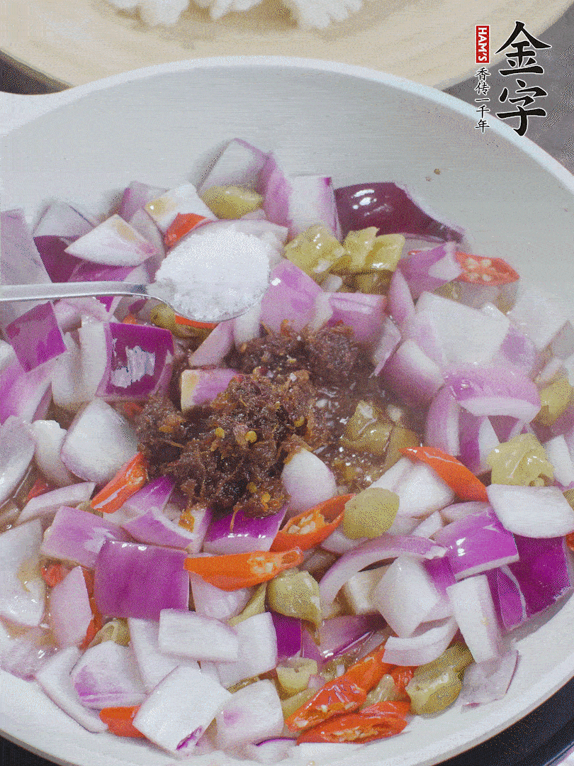 加1大勺壹号娱乐大师酱、2勺生抽、1勺糖，翻炒。