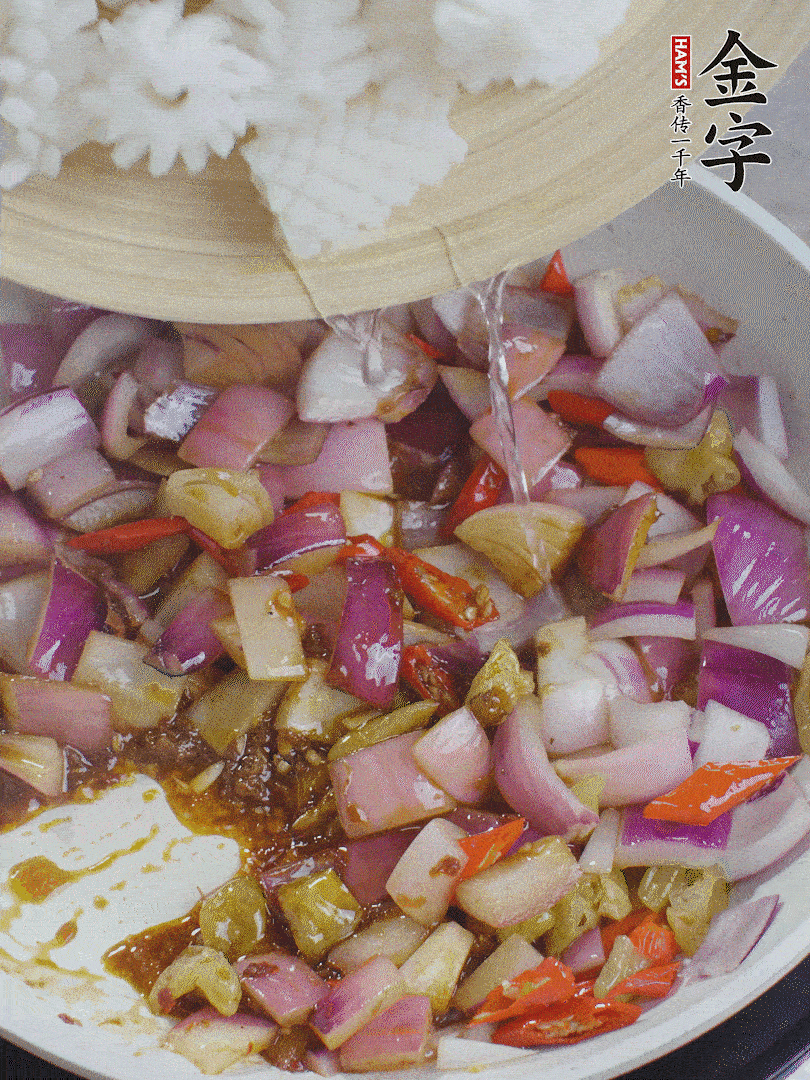 下鱿鱼花，2勺料酒炒匀。