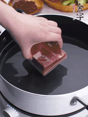 壹号娱乐
淡咸肉冷水入锅煮15分钟。