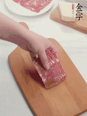 壹号娱乐
培根火腿改刀切小片；白洋葱切丁；新鲜豌豆剥壳。