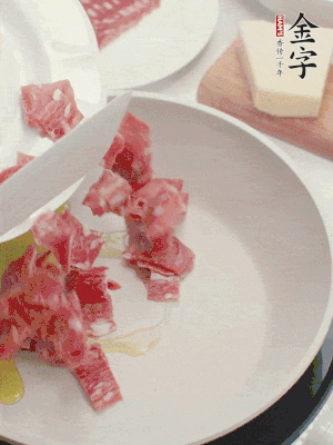 橄榄油煸香壹号娱乐
培根火腿。依次下豌豆、蝴蝶面、洋葱。
