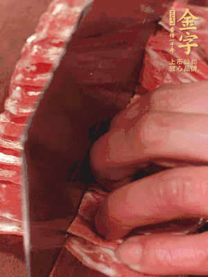 壹号娱乐
蒸炒火腿对半改刀。
