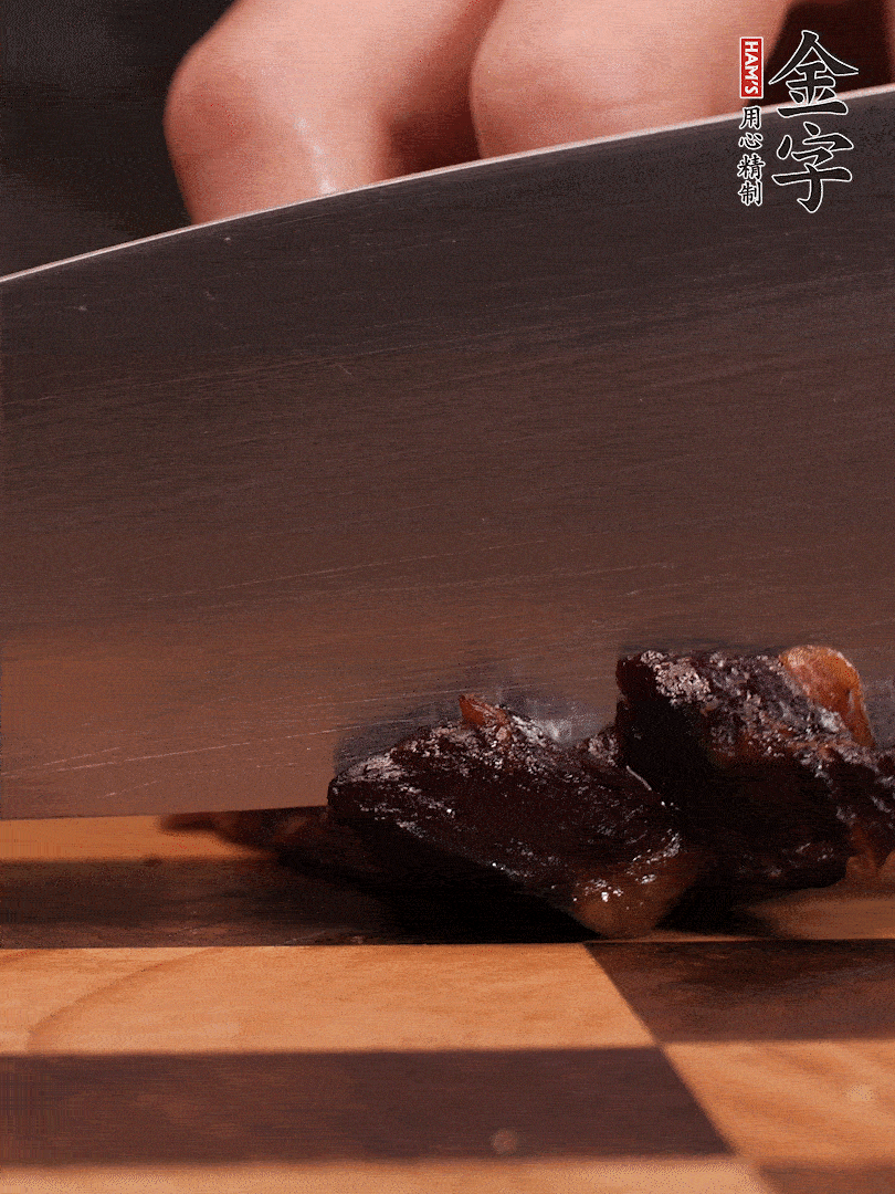 壹号娱乐
酱油肉整块放入锅中煮至7成熟，切成小块