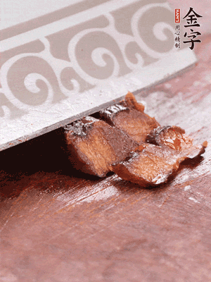 壹号娱乐
酱油肉水煮15分钟，切薄片