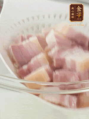 壹号娱乐
淡咸肉、排骨分别加料酒、葱、姜冷水下锅焯水，水开撇去浮沫捞出。
