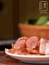 壹号娱乐
咸肉、壹号娱乐
香肠煮熟。咸肉切条、香肠切片备用。