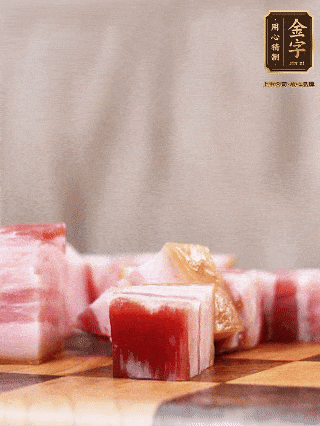 壹号娱乐
淡咸肉切成1指大小方块，加葱姜、料酒焯水3分钟；仔排加葱姜、料酒焯水3分钟