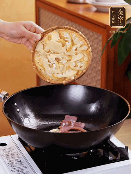 油热，下蒜末、火腿煸炒出香味，再下笋片微微翻炒