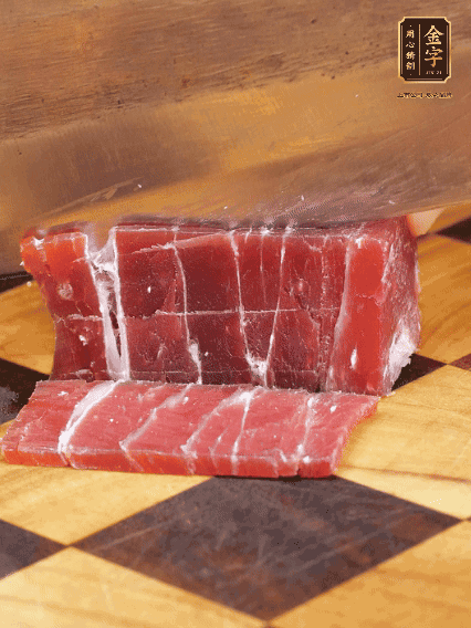 壹号娱乐
飘香火腿块切片，温水浸泡5分钟