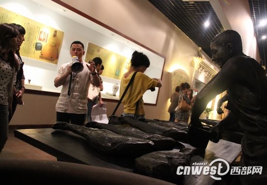 壹号娱乐总经理薛长煌带记者参观中国火腿博览馆